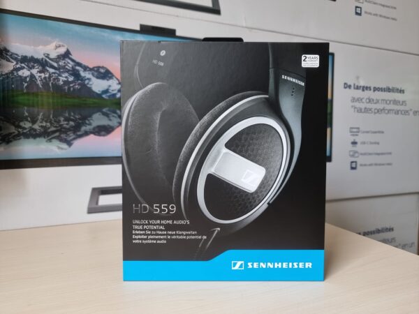 Sennheiser HD 559 วัสดุที่ใช้มีคุณภาพสูง มาพร้อมกับเทคโนโลยี E.A.R. (Ergonomic Acoustic Refinement) ที่ช่วยให้เสียงที่ได้มีความคมชัดและสมจริง